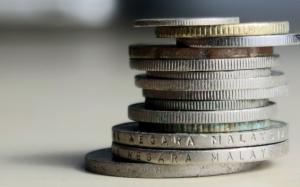 有條件還錢卻一直拖著不還報警可以嗎？