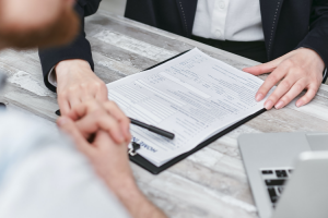 如何在合同中明確雙方的責(zé)任和義務(wù)，以避免糾紛和...