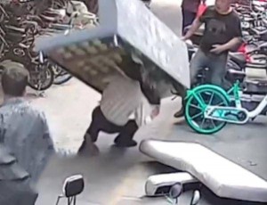 高空拋物砸傷人，怎么判？物業(yè)為圖省事，從二樓扔...
