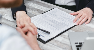 建筑工程分包合同中，分包商在工程中出現(xiàn)嚴(yán)重違約...