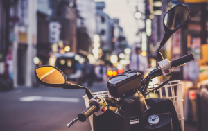 摩托車撞到人了應(yīng)該怎么處理