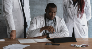 醫(yī)生在治療過程中揭露了患者的隱私信息，患者可以...