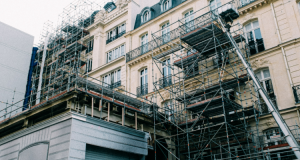 房屋裝修過程中，因?yàn)槌邪痰倪^錯(cuò)造成業(yè)主的財(cái)產(chǎn)...