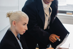 合同中如何確定合理的時(shí)間期限以及履行方式？