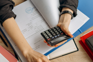 在一份合同中，如果缺乏必要的信息或文件，該合同...