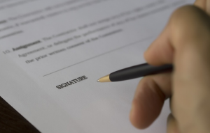 簽了兩年合同后面幾年沒簽合同還有效嗎?