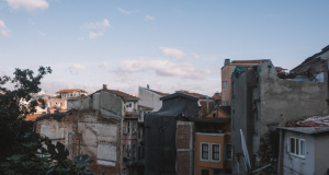 在拆遷安置過程中，如何處理涉及到農(nóng)村土地流轉和...