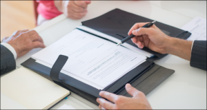 員工在工作中受到意外傷害或者患病，用人單位應(yīng)該...