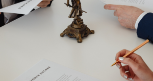 在股權(quán)轉(zhuǎn)讓合同中，如果出現(xiàn)虛假陳述或者隱瞞重要...